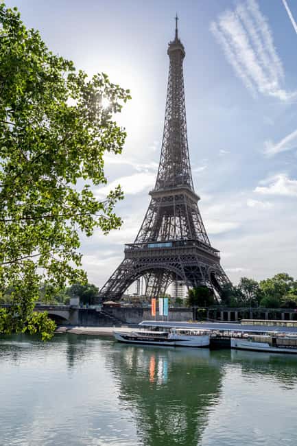 Paris: Seine River Cruise with Champagne from Eiffel Tower - The Eiffel Tower and Les Invalides set the scene
