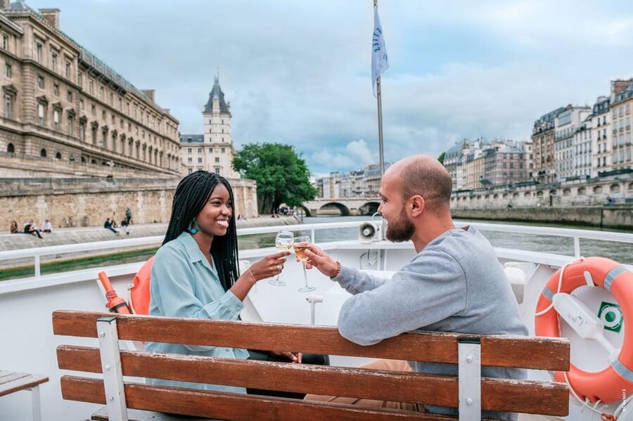 Paris: Seine River Cruise with Champagne from Eiffel Tower - Île de la Cité and Notre Dame from the river