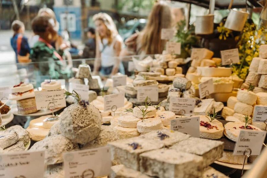 Paris: Taste of Montmartre Food & Wine Walking Tour - The 45-minute walk past Sacré-Coeur