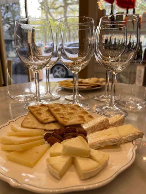 Paris: Tasting of 3 Wine and 3 Cheese - What makes the tiny group worthwhile