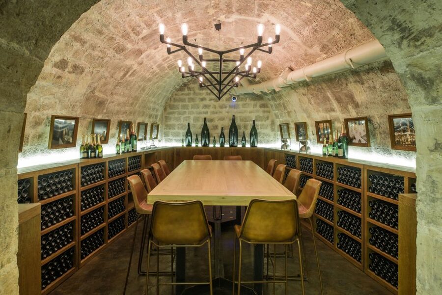 Paris: The Ultimate Wine and Cheese Tasting in English - The guides make the teaching personal
