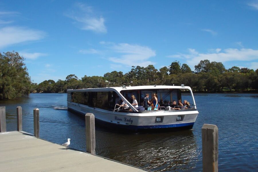 Perth: Full Day Swan Valley Cruise & Wine Tasting With Lunch - Food, service, and the guide team