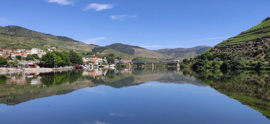 Pinhão: Douro River 50-min Boat Trip with Port Wine - Finding the Douro Tours kiosk in Pinhão