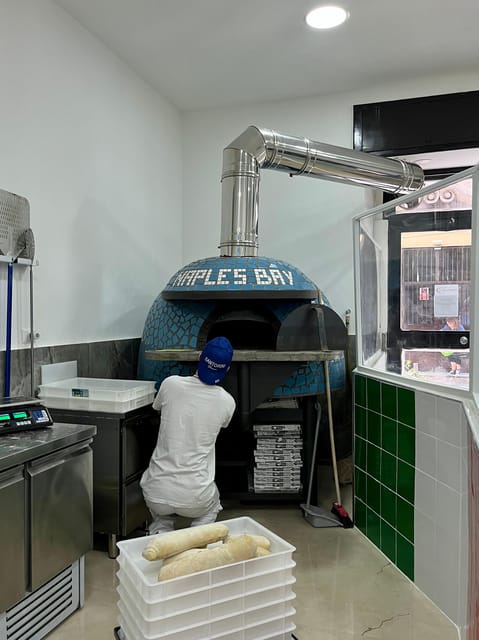 Pizza-Making Workshop by night with glass of wine - Stretching your own pizza