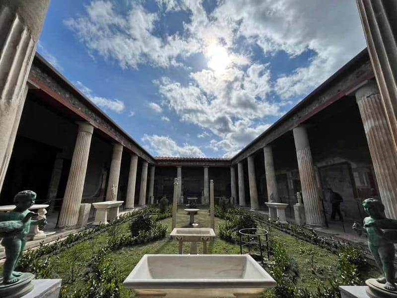 Pompeii: Archeological Tour & Wine Tasting at Mt. Vesuvius - Meeting your guide at Porta Marina Superiore