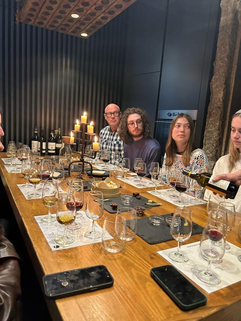 Port Wine class with 3 or 5 Port tasting and pairings - Finding the room across from Palácio da Bolsa