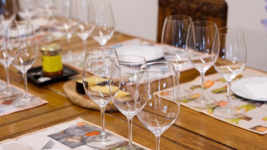 Porto: Cheese and Port Wine Tasting in a Unique Place - Port wine served beside the cheese
