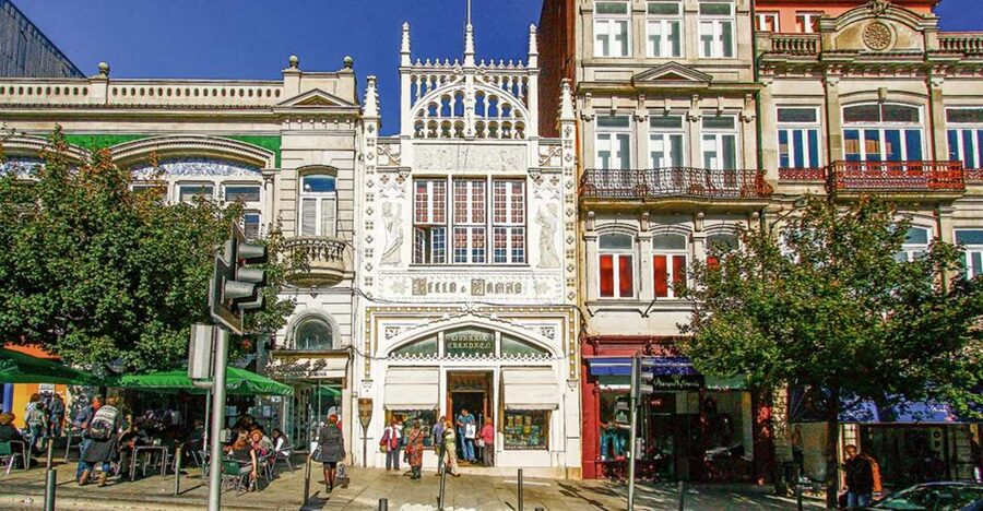 Porto: City Tour, 6 Bridges Cruise and Wine Tasting - São Bento Station and its blue-and-white story