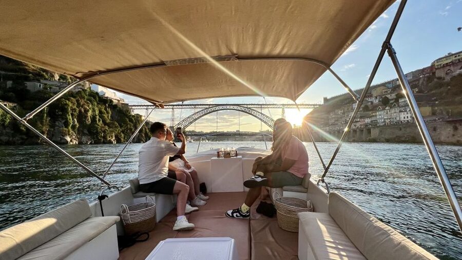Porto: Douro River Boat Cruise with Port Wine Tasting - Practical advice for a better two hours