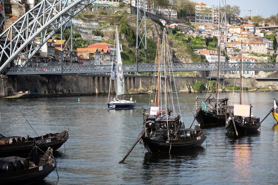 Porto: Douro River Boat Tour with Wine Tasting - Sunset, music, and the ride toward Foz do Douro