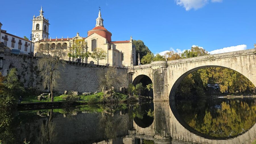 Porto: Douro Valley & Amarante Wine, Food & River Tour - Food without a formal lunch