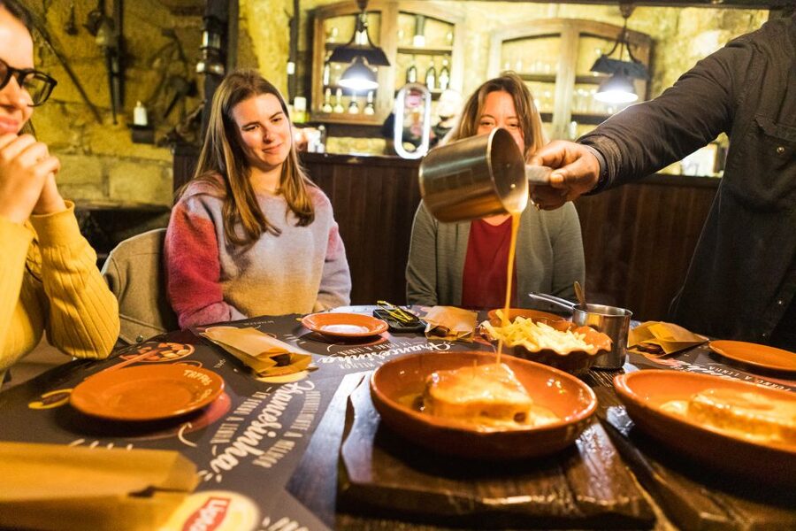 Porto: Food & Wine Tasting Walking Tour with Port Wine Cave - The guide makes the difference