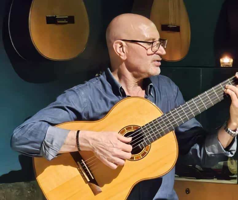 Porto: Intimate Fado Show & Port Wine in Trindade Noble Hall - What happens during the one-hour concert