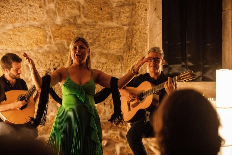 Porto: Live Fado Show with Glass of Port Wine - The music: voice, Portuguese guitar, and feeling