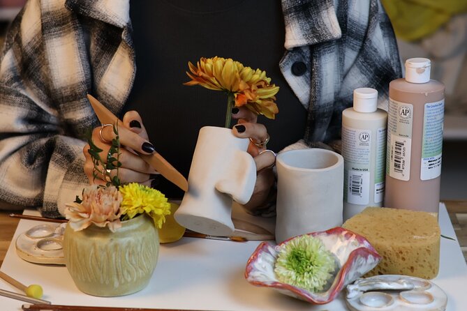 Pottery Workshop and Wine – Barcelona - Wine, cava, or tea while you work