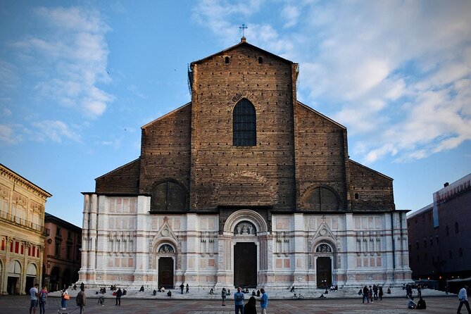 Private Bologna Food & Market Tour with 6 Tastings & Wine - Why Bologna is a smart city for a food tour