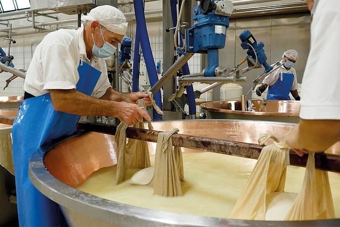 Private Day Tour & Lunch: Parmesan, Wine, and Vinegar Tasting - Lambrusco and local wine at Gavioli Antica Cantina