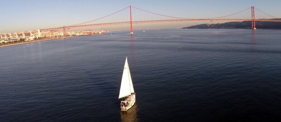 Private Romantic cruise with sparkling wine- 2-Hour- Lisbon - Setting Sail on Lisbon’s Tagus River