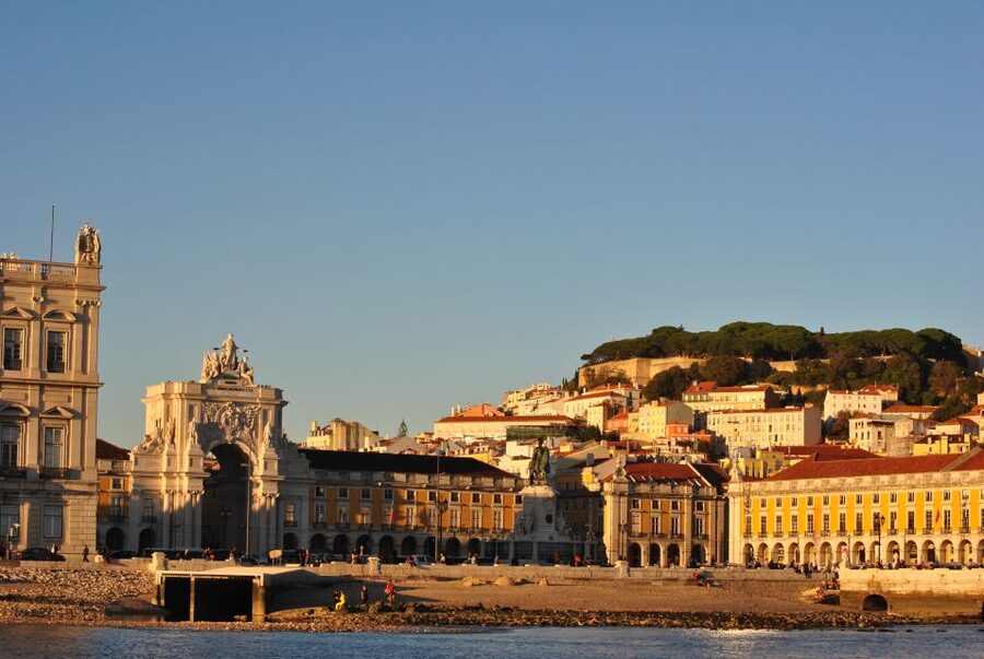 Private Romantic cruise with sparkling wine- 2-Hour- Lisbon - The Crew and Personal Attention