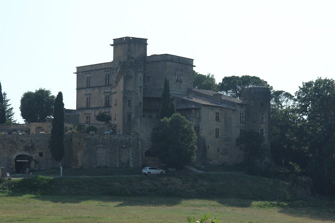 Provence Wineries and Luberon Villages Day Trip from Aix-en-Provence - The guides shape the experience