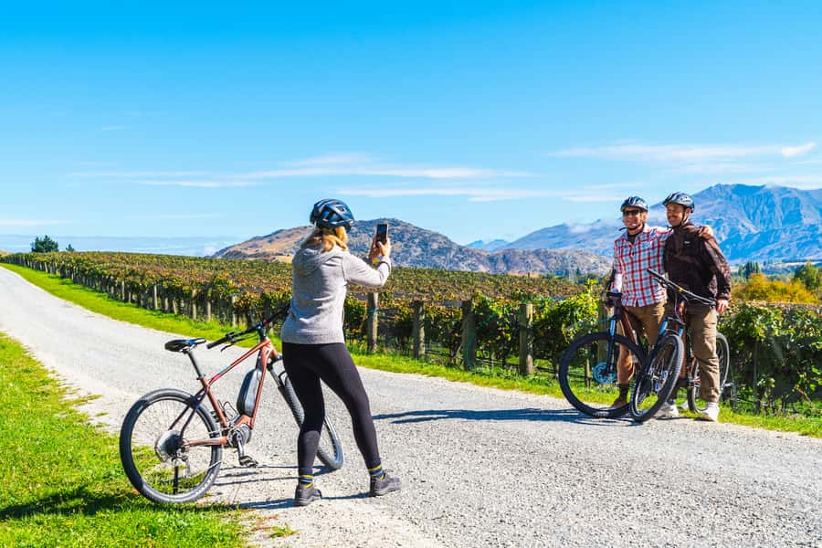 Queenstown: Self-Guided Gibbston Valley Wineries Bike Tour - Bike fitting, briefing, and choosing an e-bike