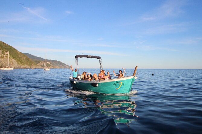 Riomaggiore : experience from the sea with focaccia and wine - Why the Cinque Terre looks better from Riomaggiore’s marina
