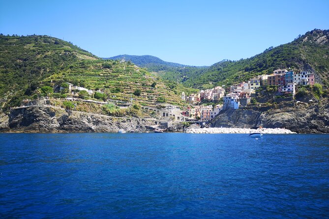 Riomaggiore : experience from the sea with focaccia and wine - Wine, music, and the relaxed onboard mood