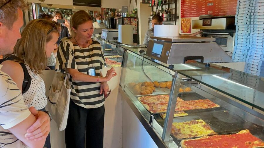 Rome: Food and Wine Tour, Trastevere and Jewish Ghetto - Carbonara and the main meal in a Trastevere tavern