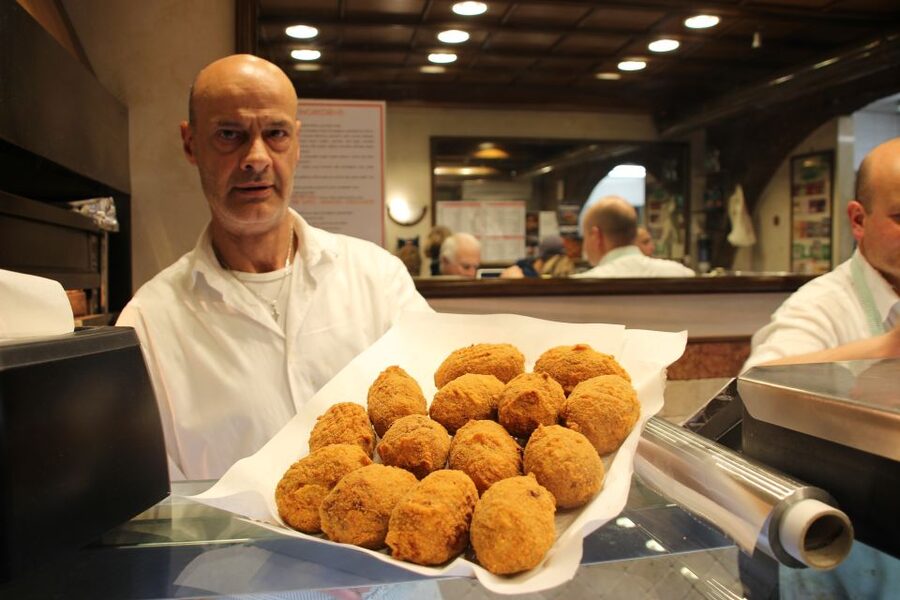 Rome: Food Tour and Wine Tasting in a Traditional Trattoria - The opening bite: Jewish-Roman baccalà at Dar Filettaro
