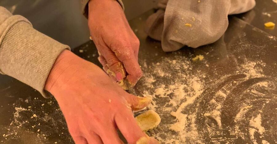 Rome: Pasta & Tiramisu Class with Fine Wine by the Vatican - The teaching style and group size