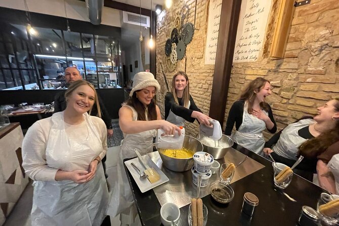 Rome: Pizza & Tiramisu Class with Free Flowing Fine Wine - What the restaurant setting means