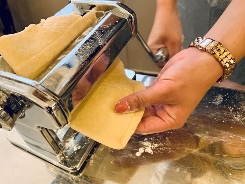 Rome: Roman Master Chef Cooking Class with Wine - Wine, Prosecco, and Limoncello at the Table