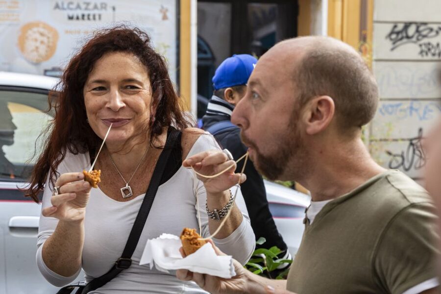 Rome: Twilight Trastevere Food Tour with Wine Tasting - The guide can make or break the evening