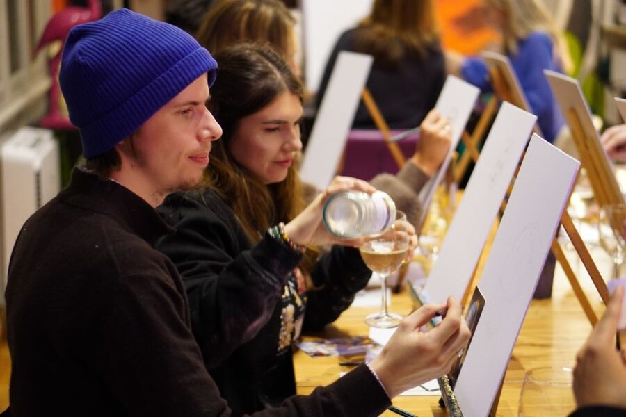 Rome: Wine and Paint Experience in Piazza Navona - Unlimited wine and Roman pizza
