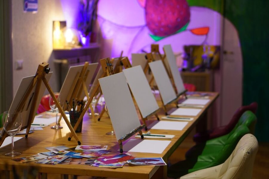 Rome: Wine and Paint Experience in Piazza Navona - Who should book this evening