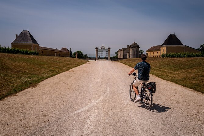 Saint-Émilion Wine Tour By Premium Electric Bike, Lunch Included - A château garden lunch with French food and wine