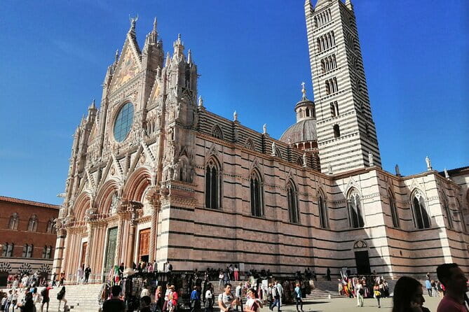 San Gimignano, Siena, Monteriggioni: Fully Escorted Tour, Lunch & Wine Tasting - Group size, languages, and the pace of the day