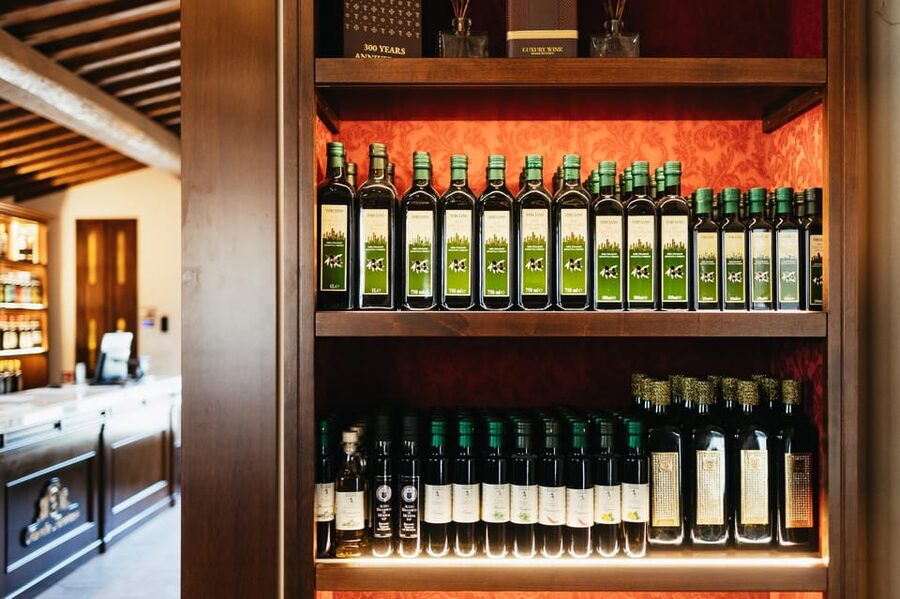 San Gimignano: Tuscan Vineyard Lunch with Wine Tasting - Wine tasting with an expert host