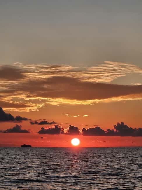 Sarandë: Sunset boat tour with local wine - Sunset from the boat or the beach