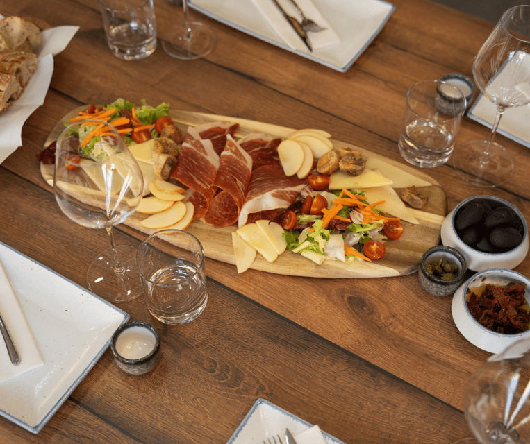 Split&Sip: Educational wine tasting - The guides and the tone of the experience