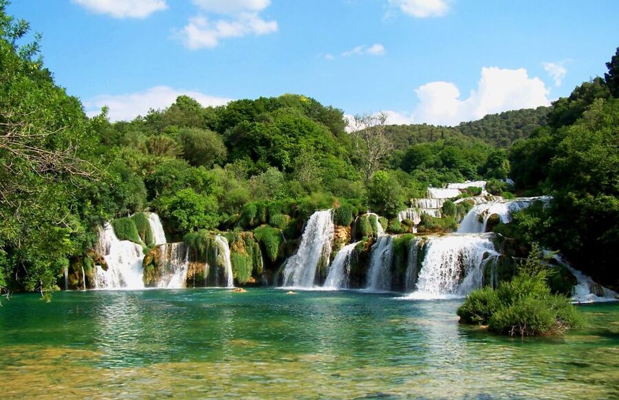 Split/Trogir: Krka National Park Day Trip with Wine Tasting - Walking through Skradinski Buk