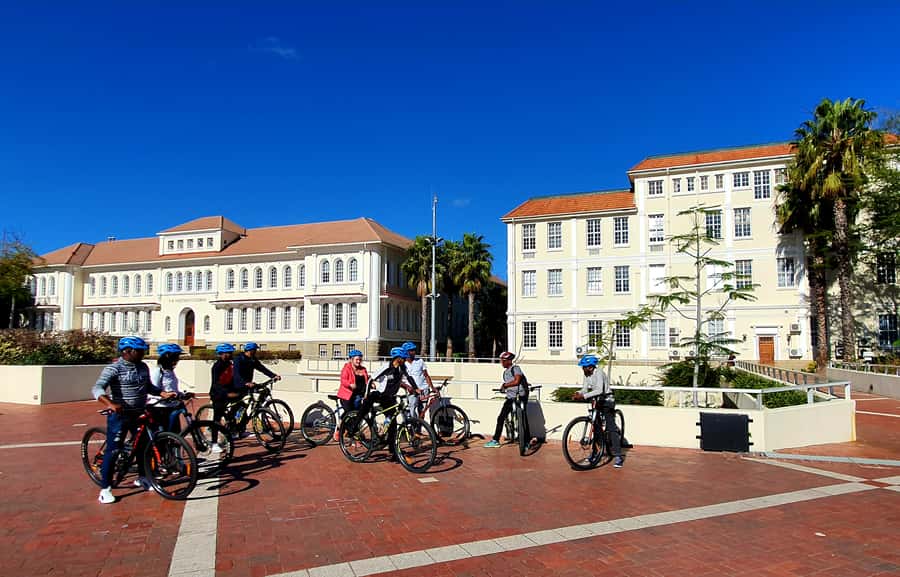 Stellenbosch: Historical Bike Tour & Wine Tasting - What the guides add to the experience