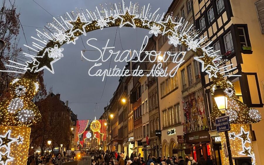 Strasbourg: Christmas Markets Walking Tour with Mulled Wine - Beginning among the illuminated streets