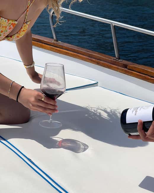 Taormina: Boat Tour with Sicilian Wine Tasting - Cruising toward Giardini Naxos