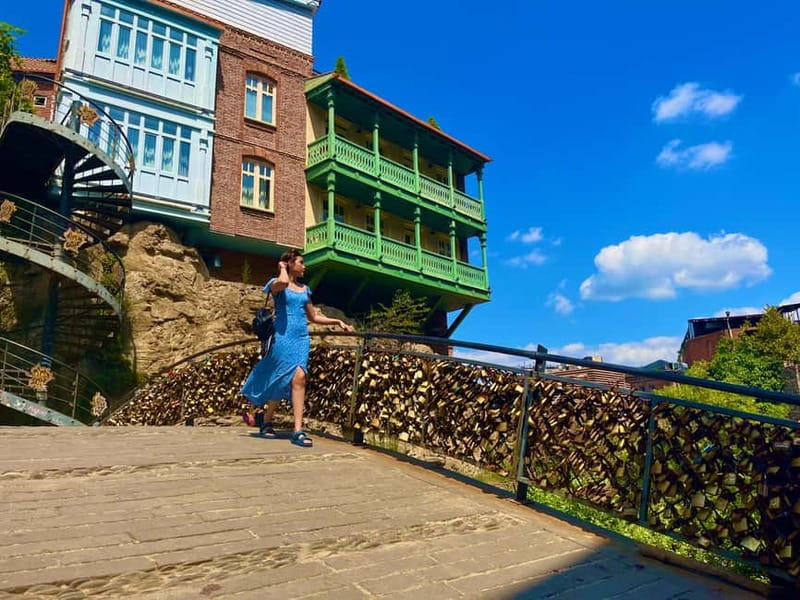 Tbilisi: Old & New City Guided Tour with 15 Tastings & Wine - Café welcome and the first Georgian tastes