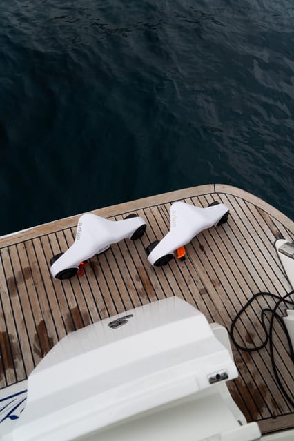 Tenerife: Shared Yacht Cruise with Champagne and Tapas - Setting sail from Puerto Colon with a glass of champagne