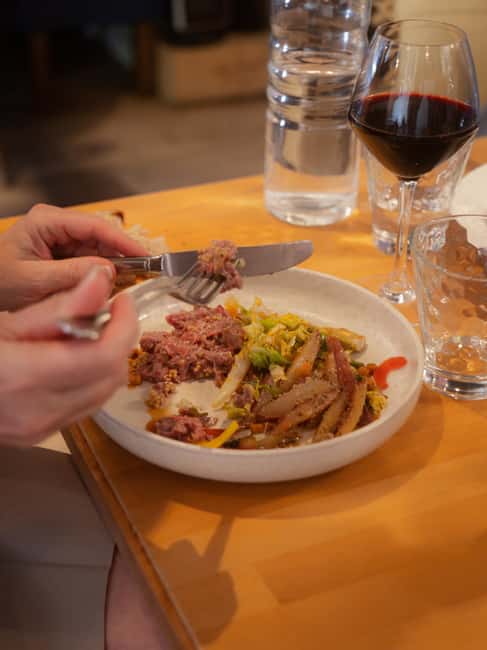 The Ultimate Bordeaux Food Tour: Full Meal & Fine Wines - The guides make the difference
