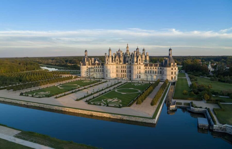 Tours/Amboise: Chambord, Chenonceau Day Trip & Wine Tasting - Amboise: wine, caves, and a practical lunch break