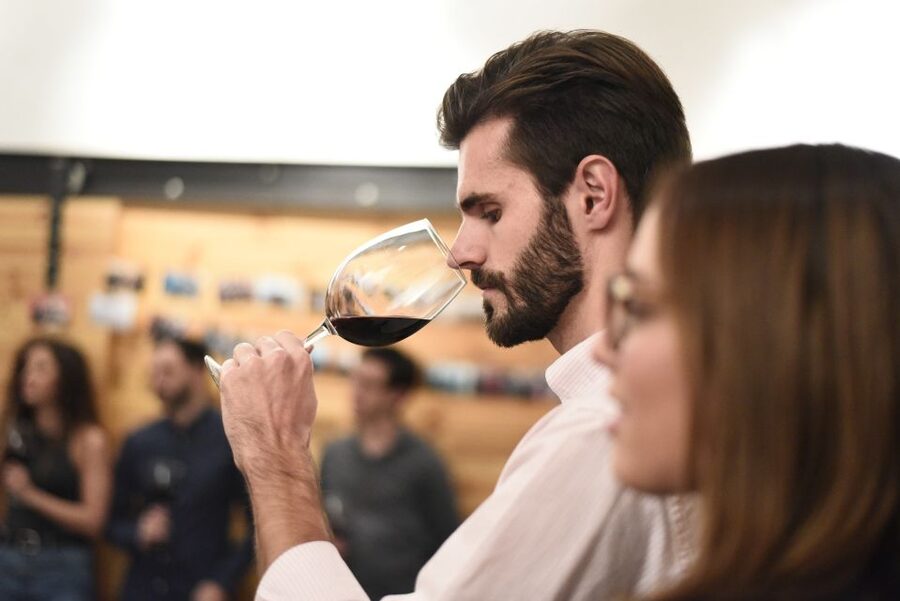 Valencia: Old Town Tour, Wine & Tapas in an 11th c. Monument - Who should book this experience?