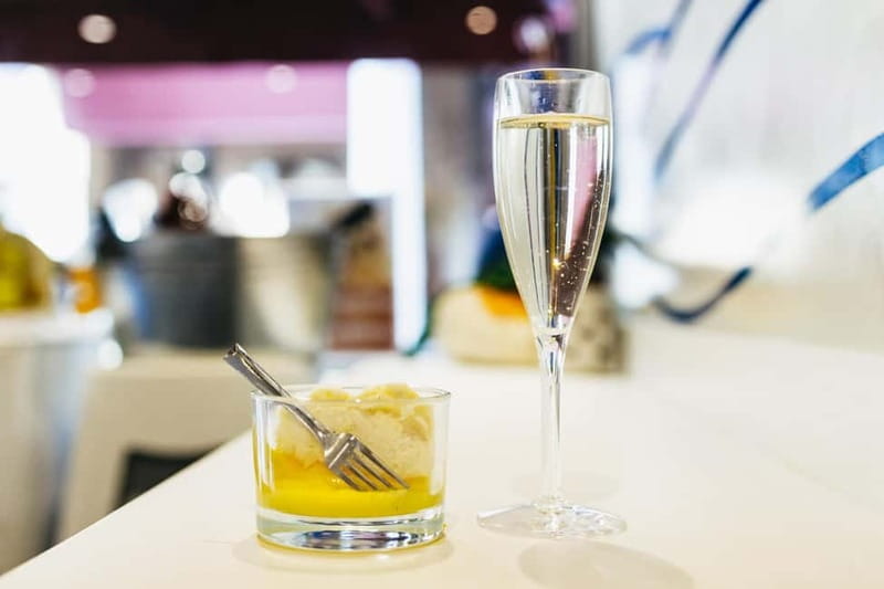 Venice: Eat Like a Local Food Tour with Wine & Spritz - The guides make the difference